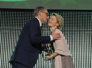 Ursula von der Leyen ehrte den Moderator Reinhold Beckmann (Foto: Witters)