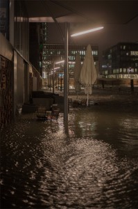 Eigentlich sollen die Promenaden bei Hochwasser geräumt werden