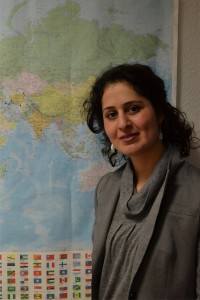 Mona Taghavi Fallahpour markiert auf der Weltkarte die Länder, aus denen ihre Mentees und deren Eltern stammen (Foto: verikom)