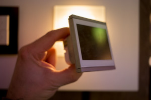 Ein kompletter Rechner mit Touchscreen auf dem Raum einer Steckdose