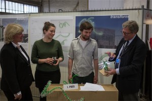 Sieger des Gestaltungswettbewerbs Wiebke Hoor und Lennart Lenz (Mitte) mit Karin Renner, Vorsitzende der Jury, und Dr. Dietrich Graf, Technischer Geschäftsführer der Stromnetz Hamburg GmbH