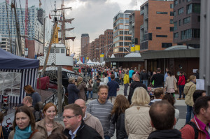 Volle Pontons im Sandtorhafen