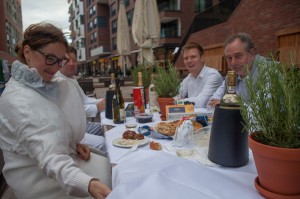 Letzter Versuch eines White Dinners in der HafenCity - etwa so viele Teilnehmer wie die gefühlte Temperatur fanden sich auf dem Überseeboulevard ein