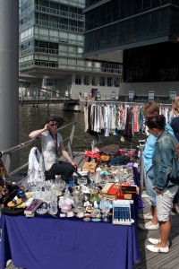 Schnäppchen und ein guter Schnack - der Trödelmarkt am Sandtorhafen