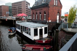 Versuch Leben auf das Wasser zu Bringen - Das Oberhafenboot