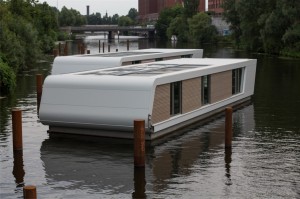 Neue Schwimmende Häuser am Hochwasserbassin