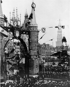 Die Brooksbrücke anlässlich der Schlusssteinsetzung durch Kaiser Wilhelm II. am 29. Oktober 1888. Der Kaiser schreitet mit dem Senat durch das Brückentor. (Archiv Speicherstadtmuseum)   