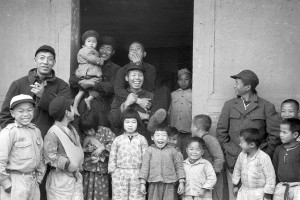 „Eine große Familie“, Liuyang (Kinmen Islalnd) 1956 © Yang Chi-Hsin