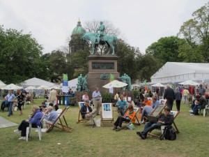 Die Stimmung in den Charlotte Square Gardens. Eintritt in den Park, sowie zu den Buchläden und Cafes ist kostenlos, aber für die meisten Events in Zelten muss man (rechtzeitig) Karten kaufen. (Fotos: Sonja Goernitz)