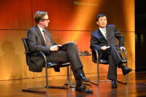 Der Abend mit Richter Jin-Hyun Paik (rechts) wurde von Professor Dr. Patrick Köllner, GIGA Institut für Asien-Studien (links) moderiert