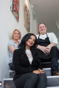 Nisvican Roloff-Ok, kurz Nissi (mitte), mit ihrem Koch Sven Holz und Kellnerin Martina Jablinski in der Kunstkantine. (Foto: MK)