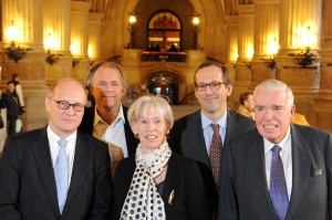 Rathausdiele Hamburg – v.l.n.r.: Joachim Knuth, Thomas Hengelbrock, Prof. Barbara Kisseler, Christoph Lieben-Seutter, Prof. Klaus-Michael Kühne (© Michael Zapf)