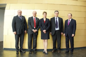 (v.l.n.r.):Prof. Thomas Strothotte (KLU), Prof. Alan McKinnon (KLU), Christina Busch (Worldbank), Jean-François Arvis (Worldbank), Prof. Frank Straube (TU Berlin) (Foto: Dennis Williamson)