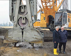 Senator Frank Horch und Hochbahnvorstand Günther Elste gaben den Startschuss für die Erweiterung der U4 (Foto: TH)