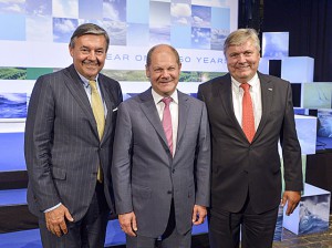 Feierten 150 Jahre DNV GL Hamburg: Michael Behrendt (vl), Vorsitzender des Vorstands der Hapag-Lloyd AG, Olaf Scholz, Erster Bürgermeister der Freien und Hansestadt Hamburg, und Henrik O. Madsen, Präsident und CEO der DNV GL-Gruppe. (Foto: DNV-GL)