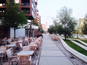 Schönstes Wetter - leere Promenade