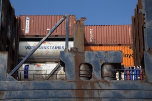 Container mit Stoffen aller Art werden im Hamburger Hafen verladen