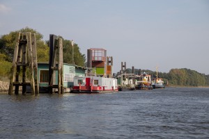 Ein kunterbuntes Sammelsurium an Pontons vor dem Entenwerder Park soll Leben ans und auf das Wasser bringen