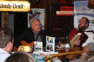 So könnte es an Bord der Hamburg während der „Heimathäfen“-Tour aussehen: Stefan Gwildis soult, begleitet von Wattkenner und Schifferklavier-Experte Albertus Akkermann