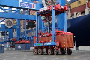 Der HHLA Container Terminal Burchardkai hat zwölf neue Van-Carrier in Betrieb genommen, die rund 95 Prozent weniger Emissionen verursachen (Fotos: HHLA)