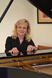 Die Pianistin Tatjana Karpouk an ihrem Steinway-Flügel