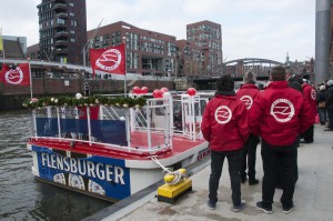 Die für 370.000 Euro wieder neu aufgebaute Circle Line Barkasse Tokyo bei ihrer ersten Rundfahrt vor dem Internationalen Maritimen Museum Hamburg