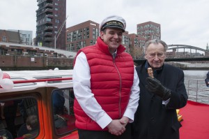 Gregor Mogi und Prof. Peter Tamm mit dem Flaschenhals nach dem erfolgreich zelebrierten Taufakt