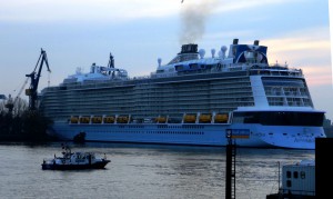 Immer wieder ein Schauspiel: EIn Ozeanriese dockt bei Blohm & Voss ein (Fotos: WN)