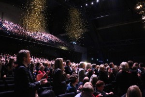 Standing Ovations und Goldregen zur Eröffnung Foto wn