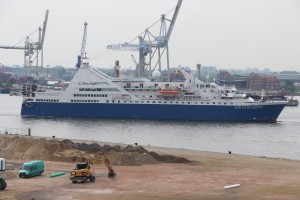 War früher mit weißem, jetzt blauem Rumpf: die „Ocean Diamont“  Foto: wn