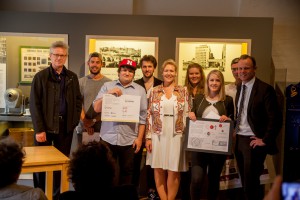 Die Gewinner des studentischen Wettbewerbs mit Lichtkünstler Michael Batz (links) und Bezirksamtsleiter Hamburg-Mitte, Andy Grote (rechts). In der Mitte vorn Ulrike Krämer, Leiterin des Institute of Design (IN.D) sowie Johannes Guldner (3. v.l.) und Marie Wischmann (7. v.l.). 