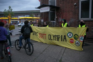 Sowohl in als auch vor der Halle kamen auch die Olympiagegner zu Wort