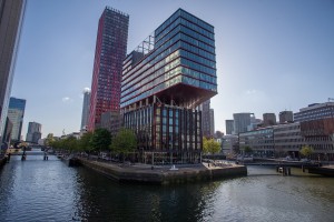 Rotterdam ist halb so groß wie Hamburg und hat doppelt so hohe Gebäude