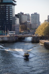 Beliebtes Verkehrsmittel auf den Wasserflächen ist das Wassertaxi