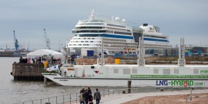 Die Hummel übergibt fast emmissionsfrei Strom an Kreuzfahrtschiffe, wie hier in der HafenCity an die AIDAsol.Foto: becker systems