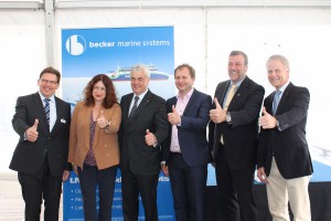 Max Kommorowski, Director LNG Hybrid, Dr. Monika Griefhahn, Reederei Aida, Wirtschaftssenator Frank Horch, Umweltsenator Jens Kerstan, Dirk Lehmann, GF Becker Marine Systems, und HPA-Chef Jens Meyer (v. l.)Foto: ten