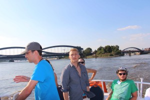(Bilder von HCU / Kasting) Start der Summer School: Die Studierenden verschaffen sich einen Überblick auf dem Wasserweg - HafenCity und Rothenburgsort 