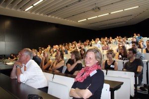 (Bilder von HCU / Kasting) Start der Summer School: Die Studierenden verschaffen sich einen Überblick auf dem Wasserweg - HafenCity und Rothenburgsort 