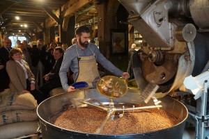 Bei der Eröffnung des Kaffeemuseums wurde interessierten Besuchern der Röstvorgang gezeigt (Fotos: TH)