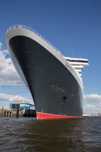 Die Queen Mary 2 ist das Symbol des Kreuzfahrtbooms in Hamburg - allerdings nur wenn sie sichtbar in der HafenCity liegt und nicht wegen mangelnder Wassertiefe in Steinwerder festmachen muss