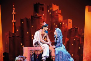 Aladdin und Jasmin vor romantischer Orient-Kulisse     1001 Nacht mit großartigen Effekten (Fotos: Stage Entertainment)