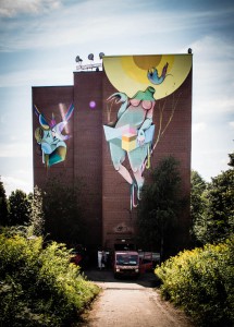 Links: „Browsky Palace“ Installation 2015 von Konstanze Habermann (Foto: Julia Krämer), rechts: „Liberty of your Mind“   18 Meter hohe Wandmalerei auf dem Artville-Festival des brasilianischen Künstlers Mural von Nove (Foto: Moritz Holst)