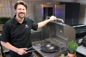 Dirk Alberts lädt im Grill-Kontor auch zu Grill-Kursen ein  (Foto: Grill-Kontor)