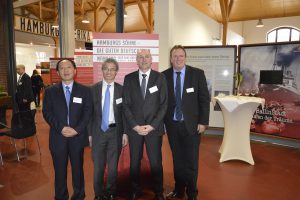 Shu Jiangmin, Direktor Nanking Municipal Archives, Lou Liaofan, stellvertretender Generalkonsul Chinas in Hamburg, Staatsrat Dr. Rolf Bösinger und Volker Reimers, Geschäftsführer des Auswanderermuseums (v. l.), eröffneten die Ausstellung in der BallinStadt (Foto: ten)