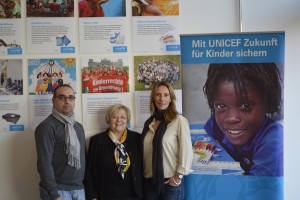 Houman Nadimi (Büroleitung), Susanne Fedeler und Michaela Eugen-Albrecht (v. l.) von der UNICEF- Arbeitsgruppe freuen sich über ehrenamtliche Unterstützung (Foto: ten)
