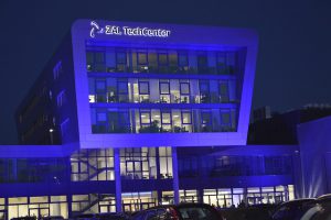 Das Gebäude gleicht einem riesigen Monitor, der blau illuminiert ist (Foto: ten)