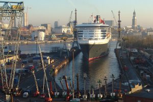 Die Königin der Meere dockt ein – Hamburg 2005 (Foto: Michael Best)