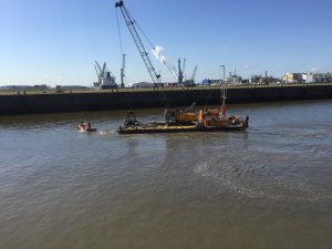 Unfreiwillige Mittagspause für einen Ponton im Grasbrookhafen