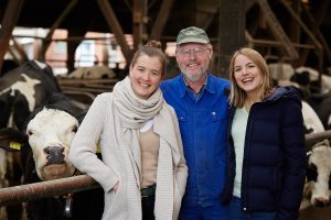 Juliane Eichblatt und Eva Neugebauer auf dem Milchhof Reitbrook (Foto: Frischepost)