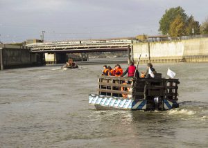 Das Maritime Profil macht viele Angebote rund um das Wasser hier: Paddeln im Müggenburger Zollhafen  (Foto: Stadtteilschule Wilhelmsburg)